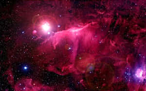 在深空中，帶有發光星星和鏡頭光暈的充滿活力的粉紅色和紫色星雲。