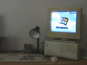 在CRT顯示器上顯示Windows 95啟動畫面的復古米色桌上電腦。