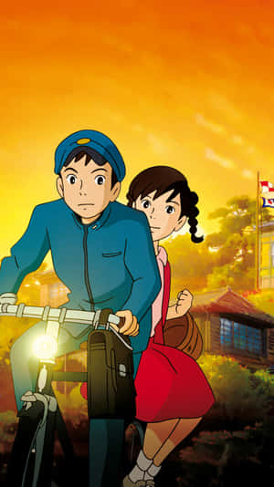 兩個小孩在金色日落中一起騎單車。