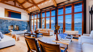 現代山間小屋客廳，設有石壁爐和湖景。