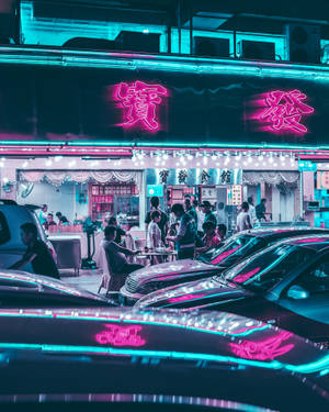 霓虹燈照亮的街道，停放的汽車，以及夜晚繁忙的餐廳。