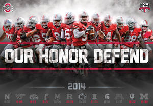 俄亥俄州立大學美式足球隊身穿紅色球衣，帶著「Our Honor Defend」文字向前衝刺。