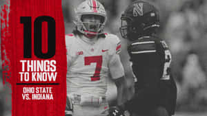 兩名戴頭盔的美式足球員在比賽中互相對視。