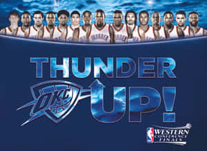 奧克拉荷馬城雷霆籃球隊身穿白色球衣，帶有「THUNDER UP!」文字和閃電設計。