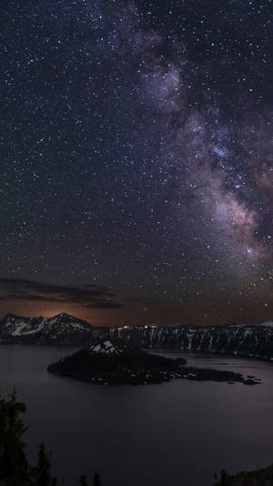 星空之夜，銀河系橫跨於積雪的山脈和寧靜的湖泊之上。 — 月色夜空 壁紙