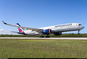 俄羅斯航空空中巴士A350飛機在跑道上，背景為綠色草地和藍天。