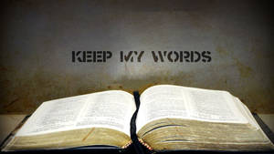 打開的書，後面牆上印有 'KEEP MY WORDS'。