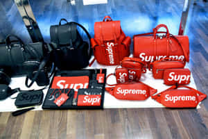 以紅色和黑色展示的 Supreme 品牌手袋及配件系列。