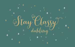 藍綠色背景上金色草書文字寫著 Stay Classy dahling，並散落著星形閃光。 — 勵志桌面 壁紙
