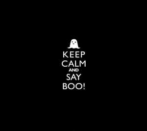 白色鬼魂和文字 keep calm and say boo 在黑色背景上