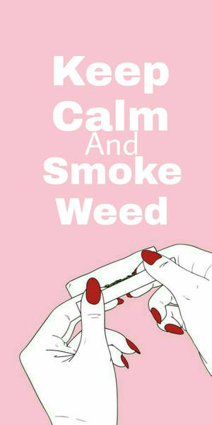 紅色指甲的手在粉紅色背景上捲大麻煙，文字 Keep Calm And Smoke Weed