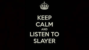 黑色背景上的白色文字寫著「Keep Calm and Listen to Slayer」，上方有皇冠。