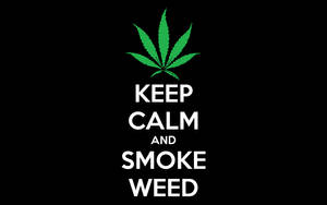 綠色大麻葉，帶有 'Keep Calm and Smoke Weed' 文字，黑色背景。