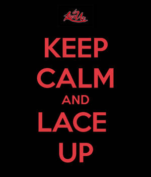 黑色背景上紅色勵志文字寫著 keep calm and lace up