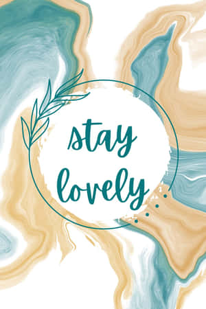 大理石背景上，圓圈內有樹葉花環，藍綠色草書寫著勵志短語 stay lovely。