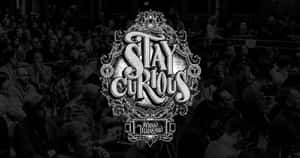一個裝飾性的「Stay Curious」標誌覆蓋在活動的人群上。 — 黑白 壁紙