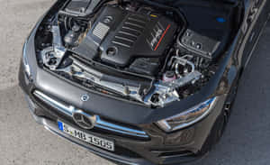 黑色 Mercedes-AMG 汽車，引擎蓋打開，顯示引擎細節。