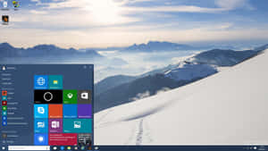 Windows 8 開始畫面疊加在積雪的山景上，有雲和太陽。