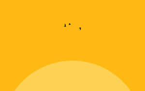 三隻鳥在彎曲的地平線上方明亮的橙色日落天空中飛翔。