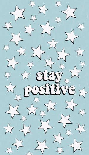 藍色背景上有白色星星和stay positive字句。