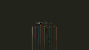 深色背景上帶有「STAY POSITIVE」文字的彩色向上箭頭