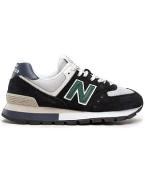 黑色 New Balance 運動鞋，帶有綠色標誌和白色鞋帶