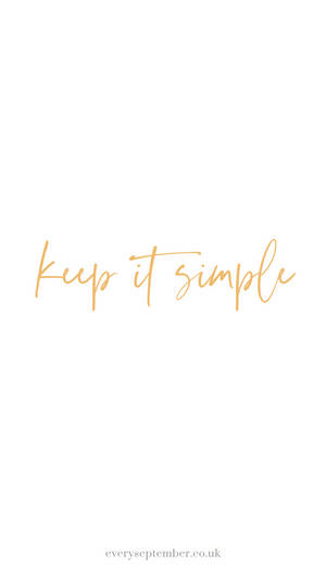 金色草書文字在白色背景上寫著 keep it simple。 — 海賊王 手機 壁紙