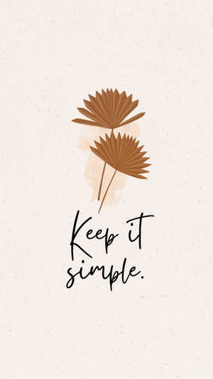 在紋理奶油色背景上，短語「Keep it simple」上方有兩幅棕色棕櫚樹插圖。