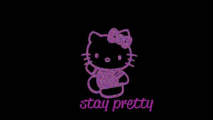 閃閃發光的紫色Hello Kitty，帶有蝴蝶結和stay pretty文字，背景為黑色。