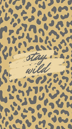 豹紋背景，帶有「stay wild」勵志文字。