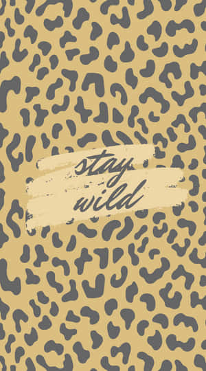 豹紋背景，橫幅上帶有紋理筆觸的文字 stay wild。