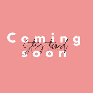 粉紅色背景，白色和黑色字體的「Coming Soon」文字。