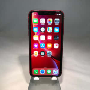 紅色iPhone XR顯示帶有應用程式圖標和紅色牆紙的主畫面。 — 秋天 壁紙
