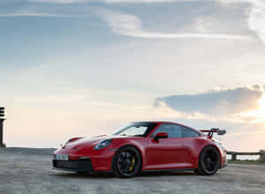 日落時分碎石觀景點上的紅色保時捷911 GT3 RS。
