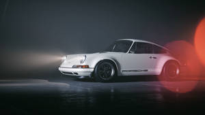 白色保時捷911跑車，由工作室燈光照亮，帶有紅色鏡頭光暈。