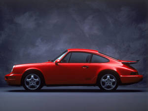 紅色保時捷911 Turbo S跑車在工作室中，背景為深灰色。