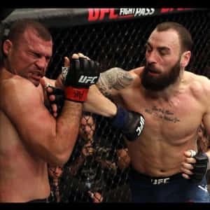 兩名男性拳手在比賽中於UFC八角籠內纏鬥。