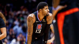 籃球運動員身穿LA Clippers 13號球衣在球場上