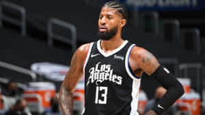 籃球運動員 Paul George 身穿洛杉磯快艇隊球衣在球場上