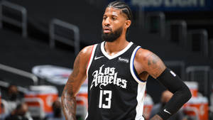 籃球運動員 Paul George 身穿洛杉磯球衣在球場上