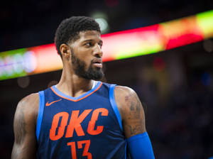 比賽中身穿OKC球衣並有紋身的籃球運動員