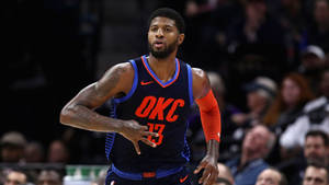 比賽中身穿OKC球衣的職業籃球運動員Paul George。