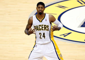 職業籃球運動員 Paul George 身穿 Pacers 隊服在球場上。