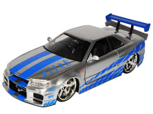 帶有賽車貼紙和尾翼的銀藍色玩具日產Skyline R34模型車。