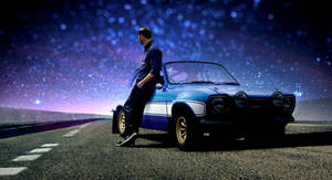 男人靠在藍色經典車上，星空下空蕩的道路