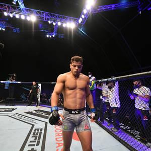 UFC賽事中，八角籠內赤裸上身的MMA拳手。 — 運動 壁紙