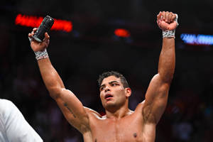 MMA拳手喺燈光場館內高舉拳頭同罐頭慶祝勝利。 — 勝利 壁紙