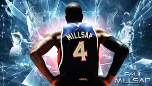 身穿鷹隊4號球衣的籃球運動員Paul Millsap在發光的未來感場館中雙手叉腰站立。 — 精細 壁紙