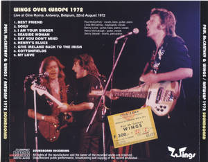 Paul McCartney 與 Wings 於 1972 年在 Cine Roma 以結他和咪高峰進行現場表演。 — 音樂 GIF 壁紙