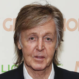 Paul McCartney 喺正式活動中著住黑色西裝同白色恤衫。 — 老人家 壁紙